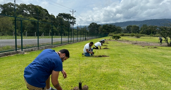 Hospital de Turrialba sembró árboles para conmemorar Día de Prevención del Suicidio