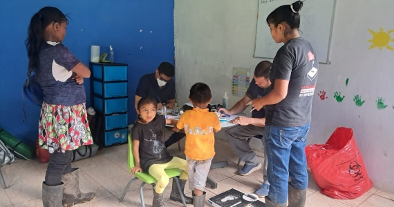 Gira médica lleva atención de salud a comunidad indígena aislada en Chirripó