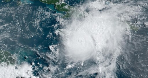 El huracán Beryl avanza hacia México tras azotar Jamaica e Islas Caimán
