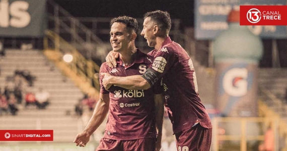 Saprissa abochorna a Sporting y sigue primero