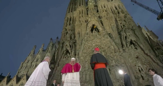 El papa bendice la alta torre de la Sagrada Familia de Barcelona tras una majestuosa misa