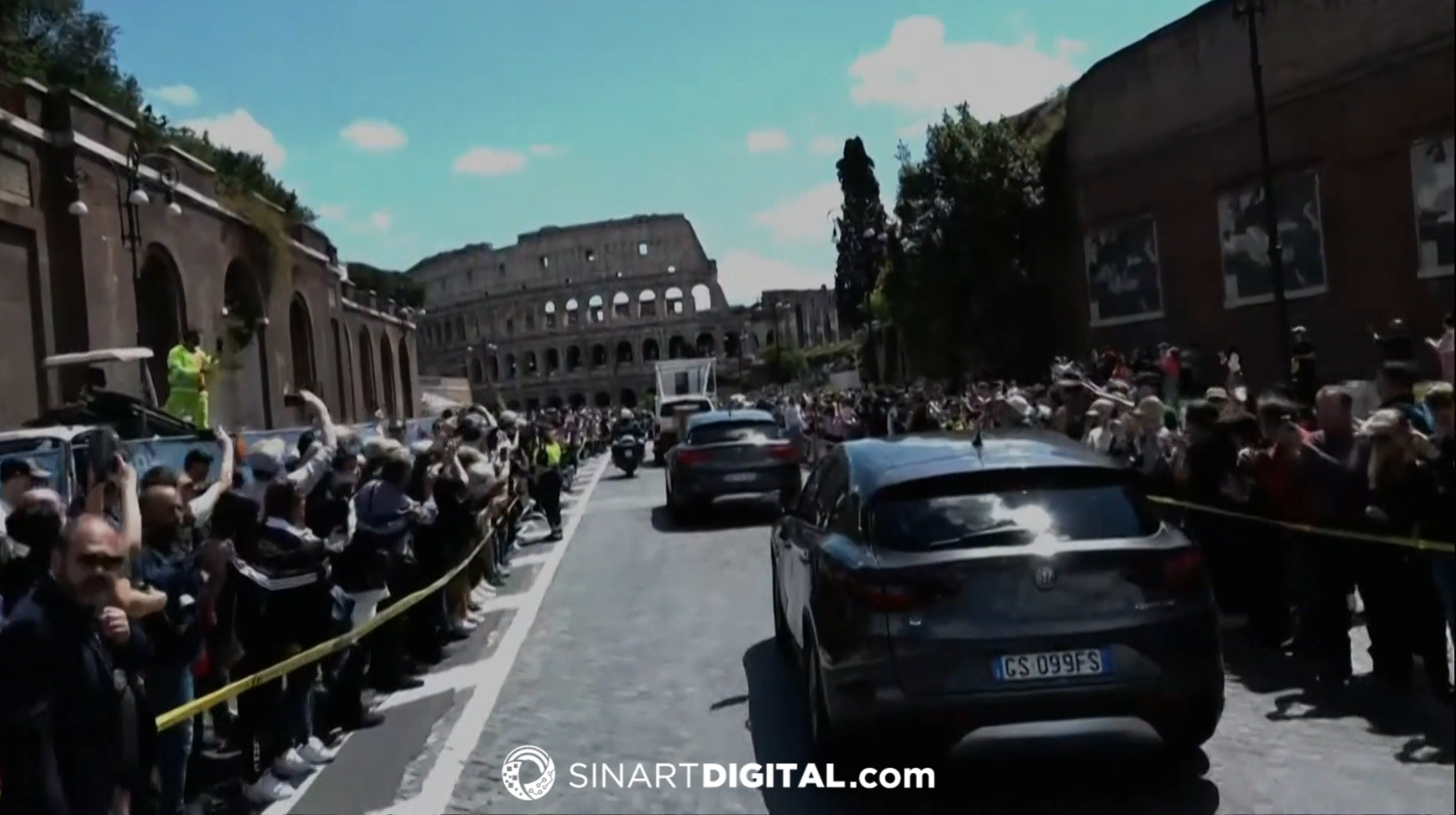 Paso del cuerpo de Francisco por el Coliseo de Roma