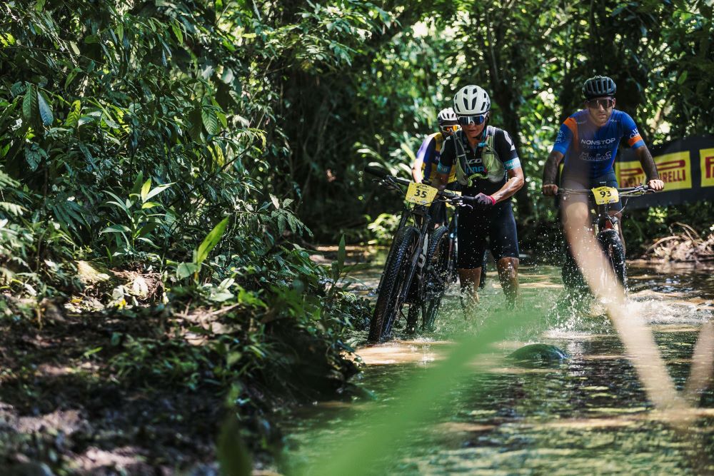 Adriana Rojas no suelta el liderato de la Serie CR MTB