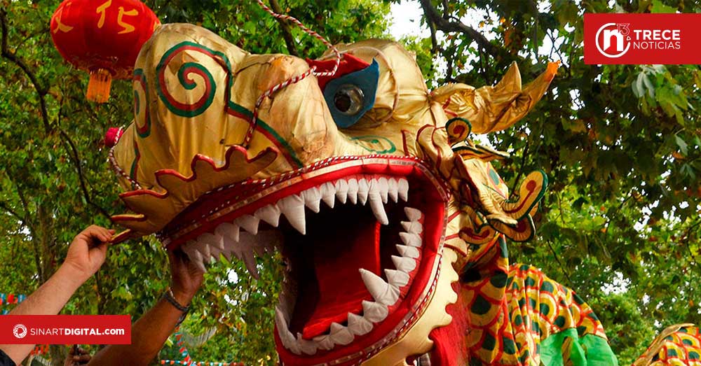 Año Nuevo Chino bajo el símbolo de un caballo de fuego