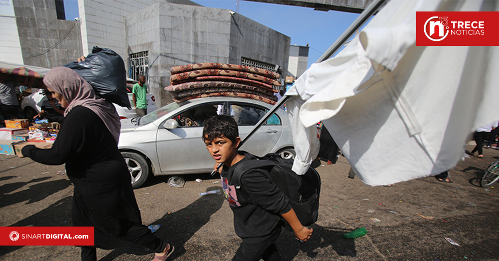 Gazatíes a pie huyen con banderas blancas de los bombardeos israelíes
