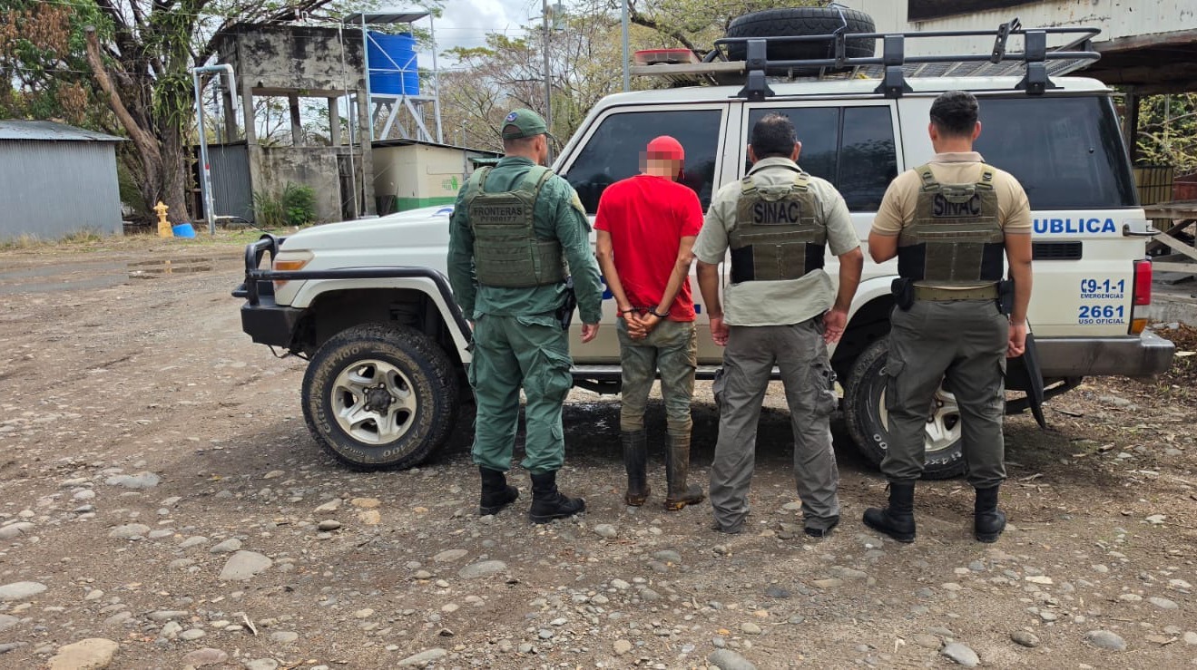 Atentan contra símbolo nacional, sorprenden a cazador armado con dos venados destazados