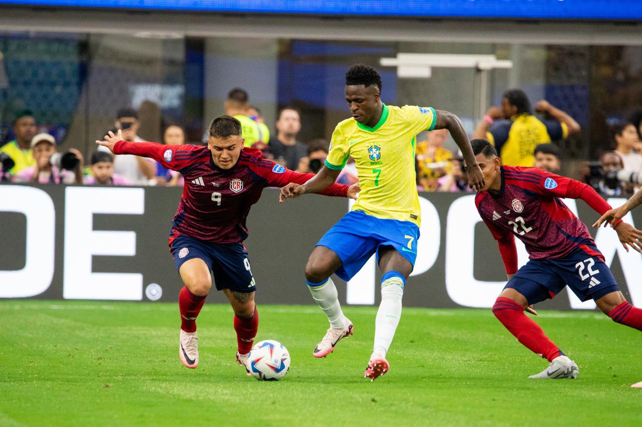 Mantener los pies en la tierra es el mensaje de Alfaro tras heroico empate con Brasil