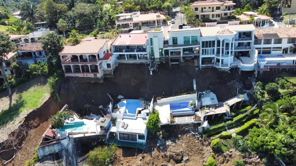 CNE evalúa condiciones de terreno en donde 5 lujosos condominios cayeron a un precipicio