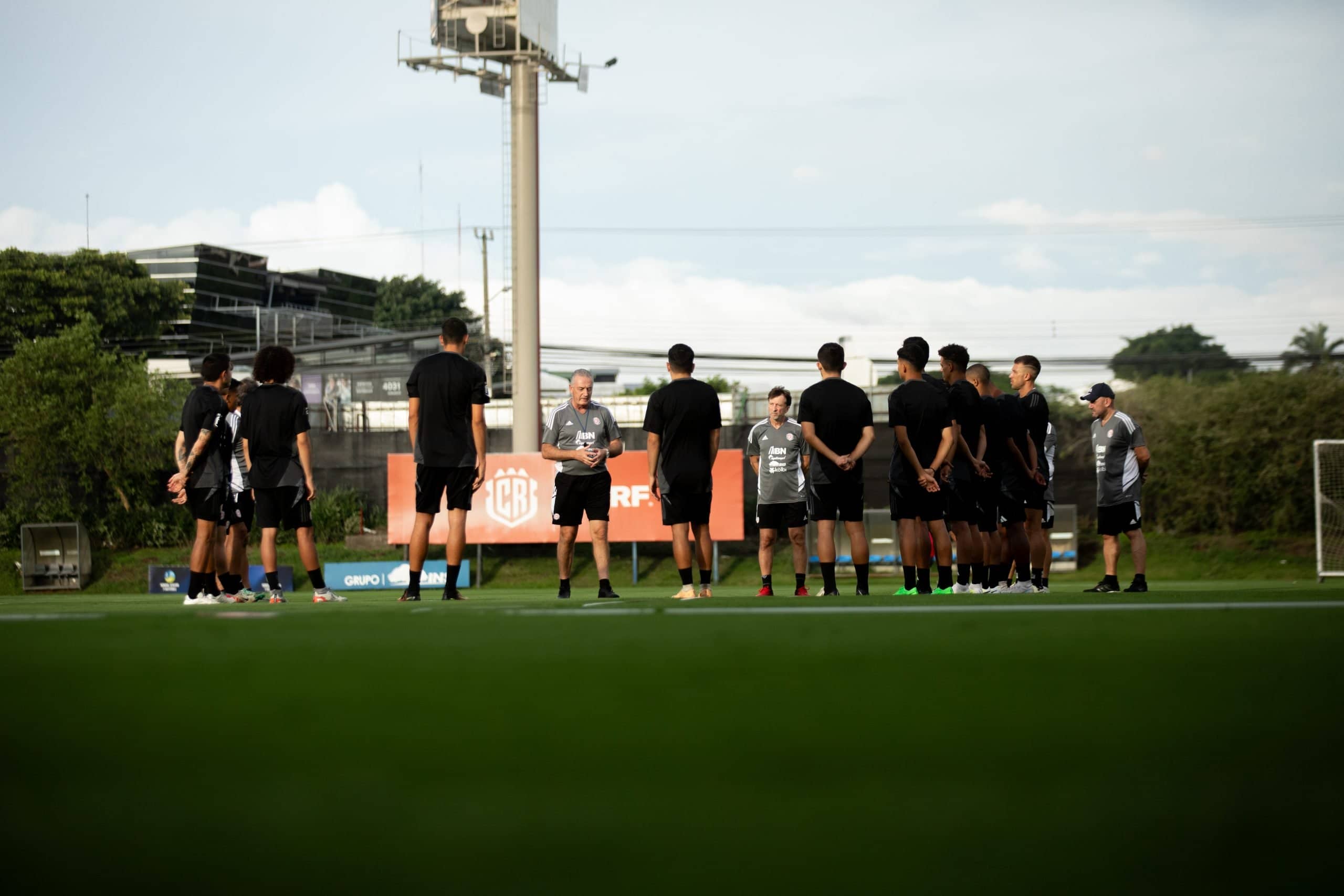 Costa Rica buscará su tercera victoria ante Uruguay esta noche