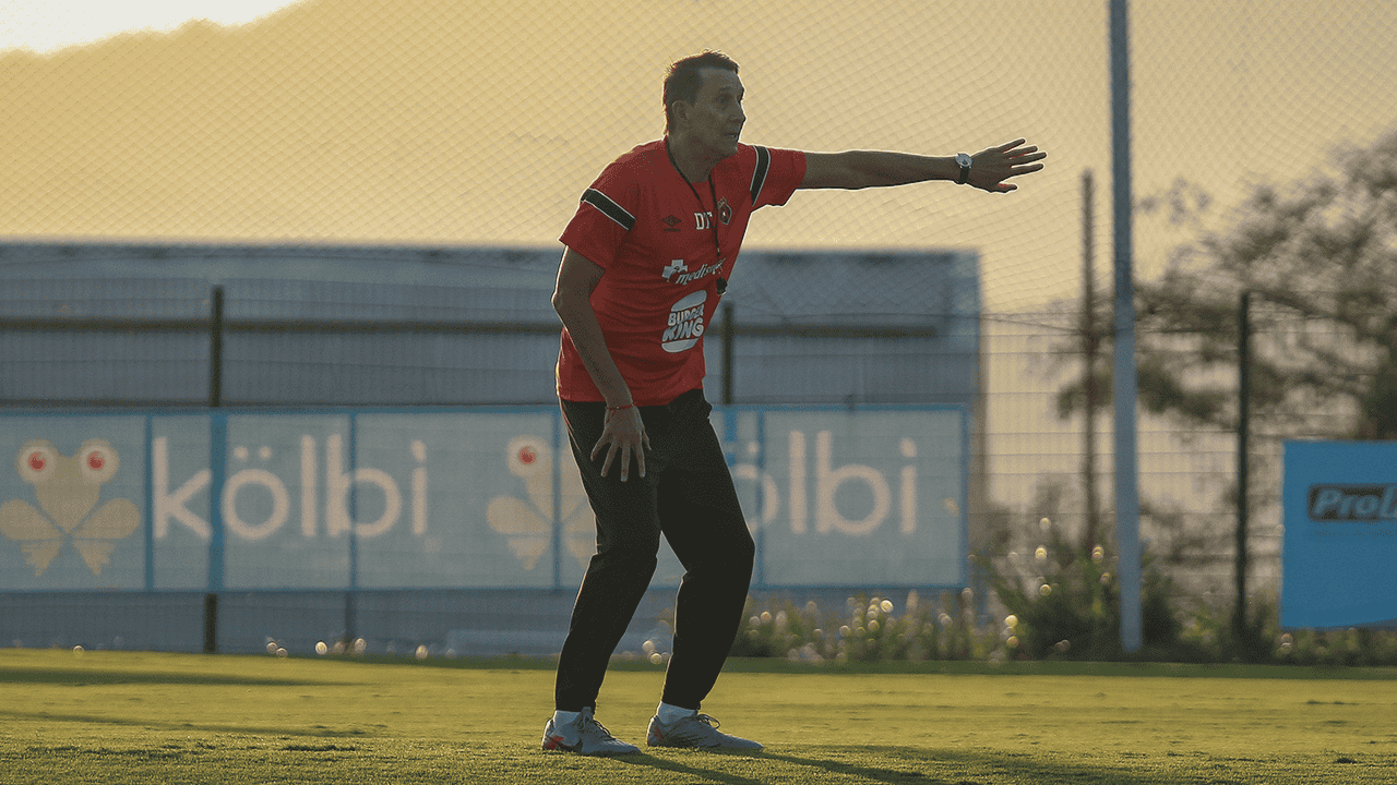 Alexandre Guimaraes llegará a 300 juegos dirigidos el próximo sábado