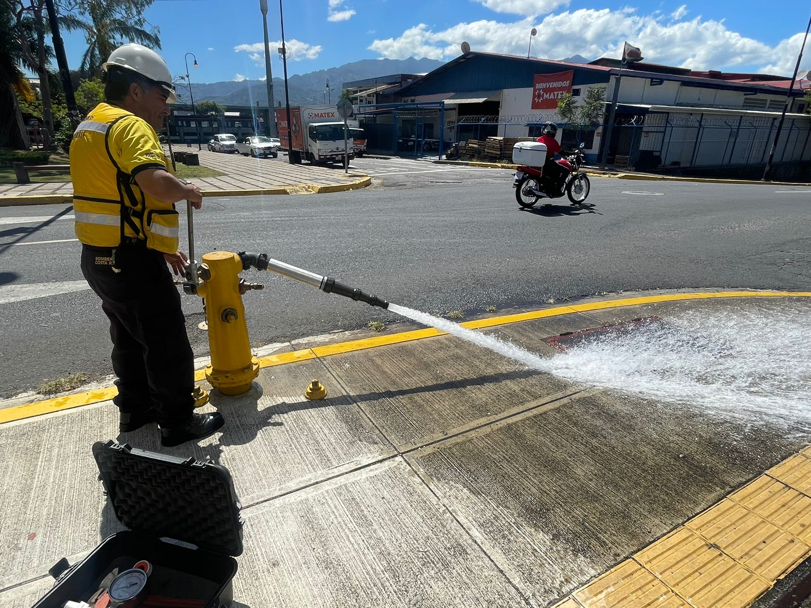 Bajo nivel de agua en hidrantes obstaculizan trabajo de Bomberos