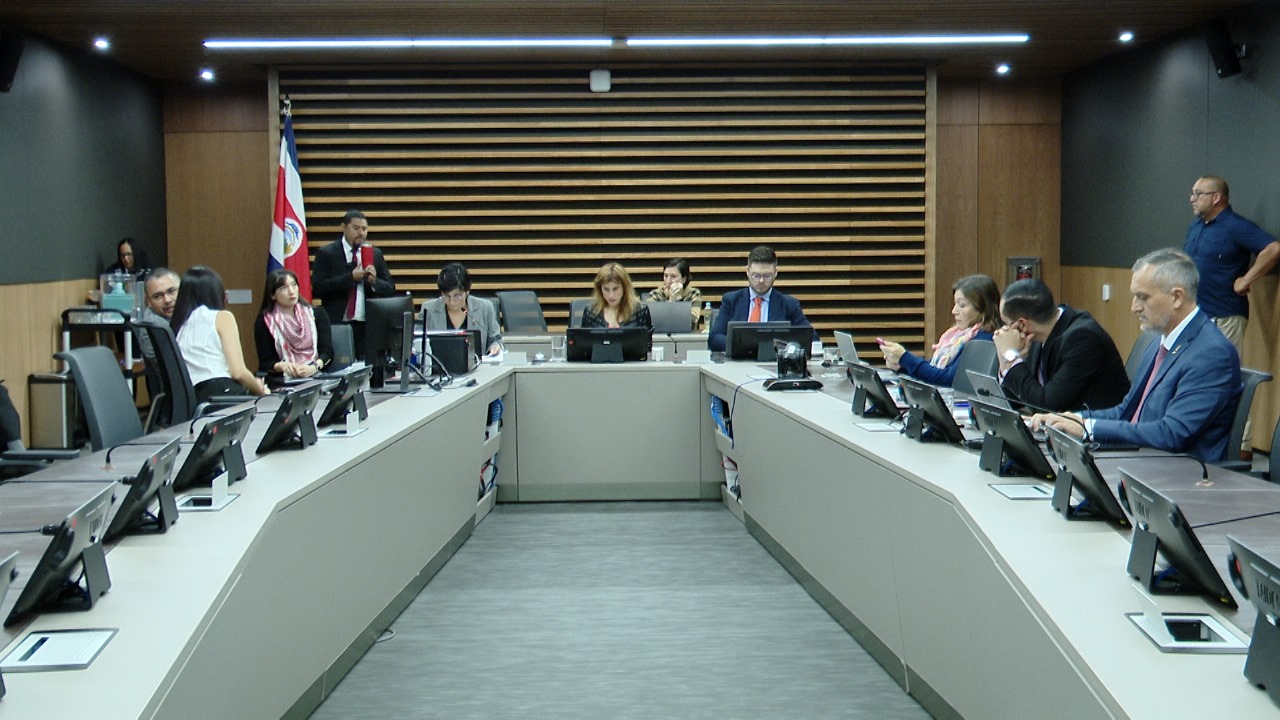 Con dos votos a favor y uno en contra: Comisión Legislativa concluye que se levante inmunidad del presidente de la República