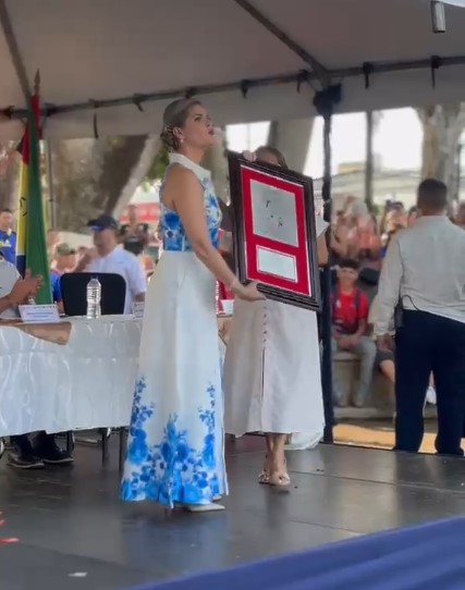 Laura Fernández es declarada “Hija Predilecta” de Esparza durante gira por el Pacífico