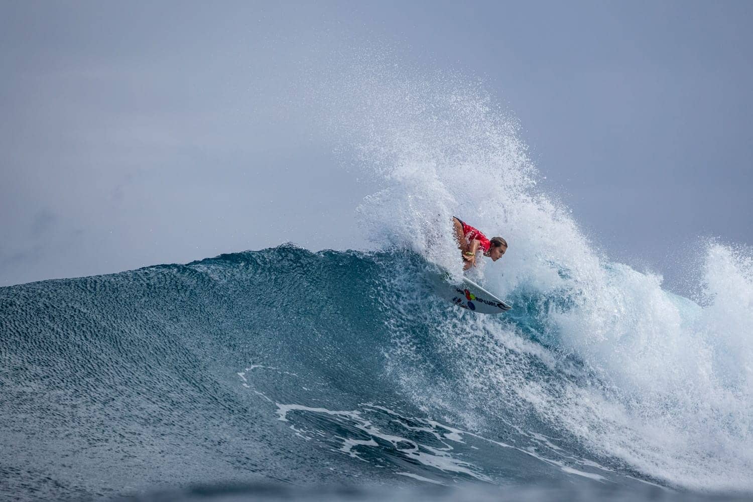 Surfista tica Leilani McGonagle se acerca a los Juegos Olímpicos de París