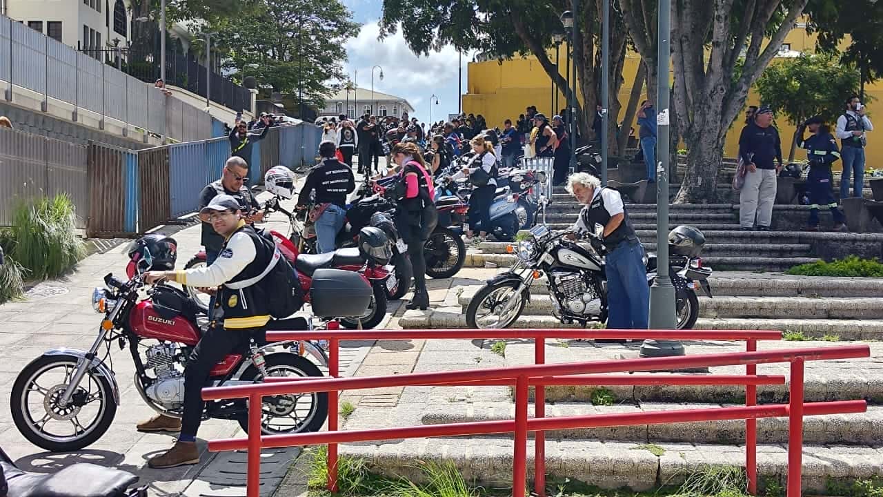 Motociclistas protestan contra proyecto que los obligaría a usar placa en chaleco 