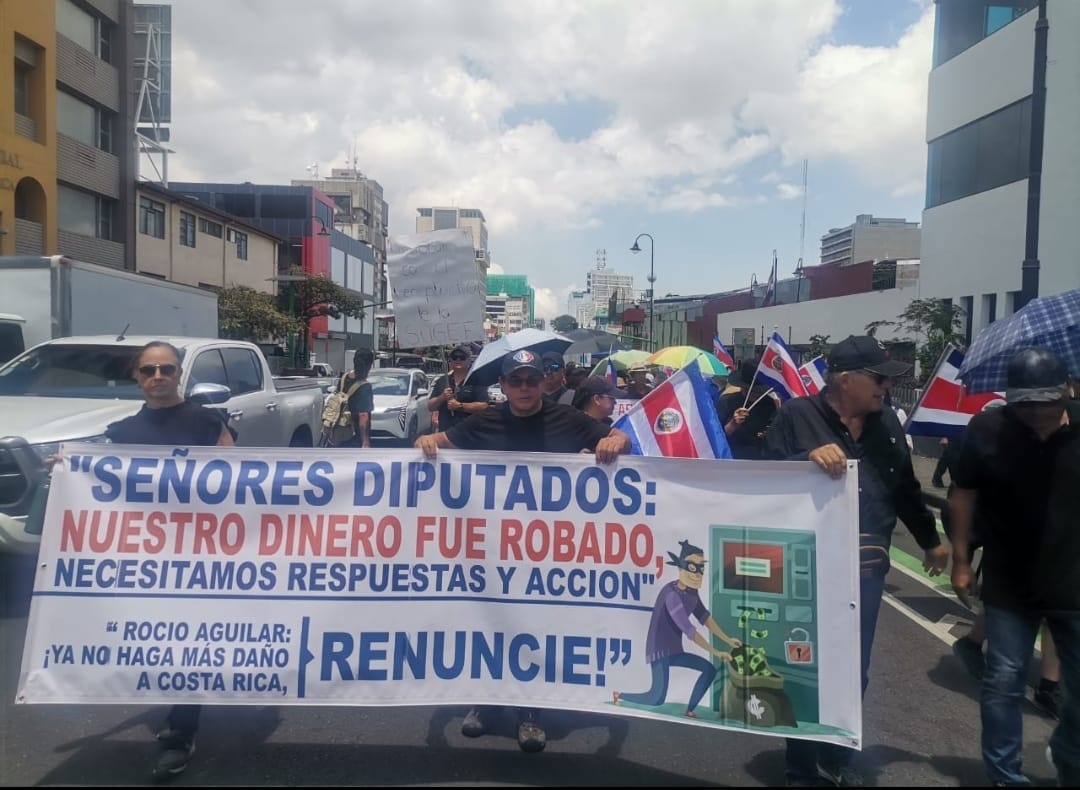 Afectados por caso de Coopeservidores marcharon esta mañana 