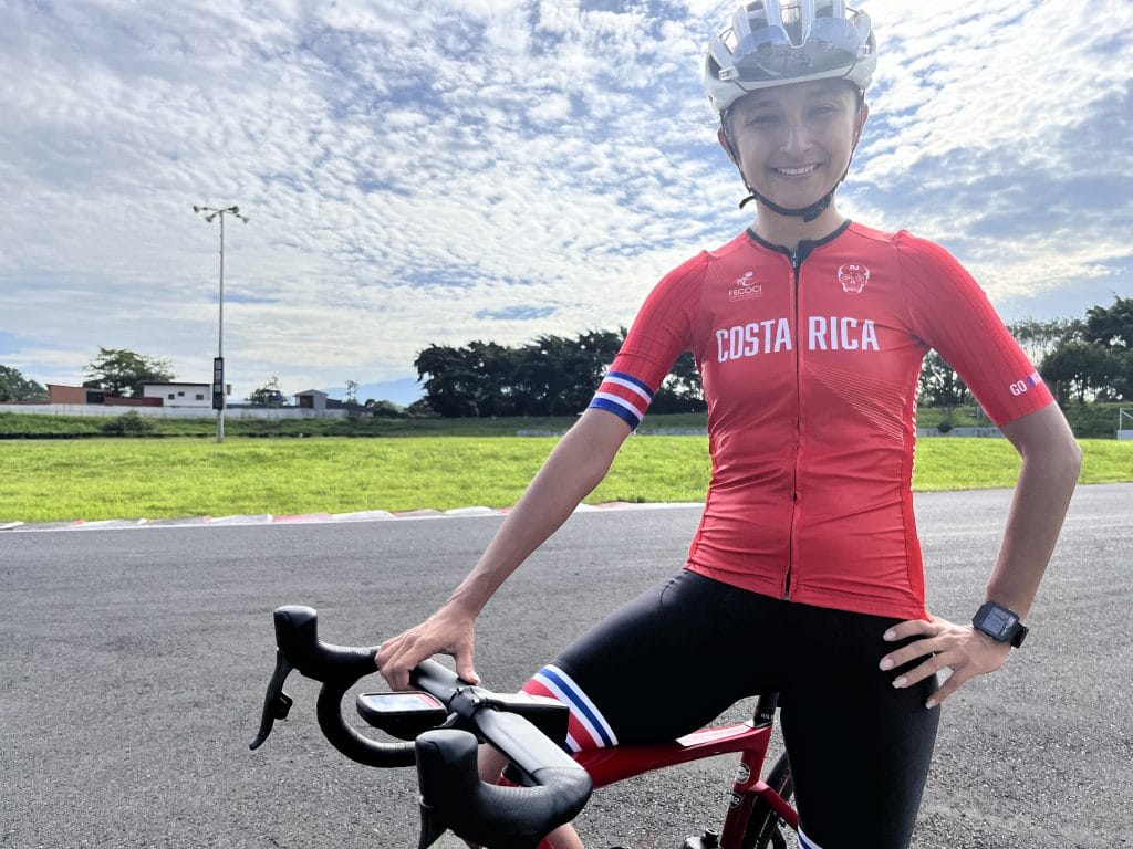 Milagro Mena levanta la mano para ser la representante centroamericana en el ciclismo de ruta femenino en París