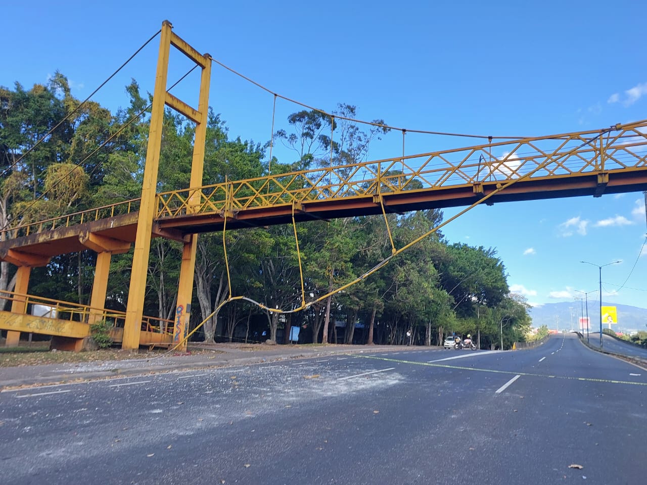 Inició remoción del puente peatonal frente al Parque de la Paz 