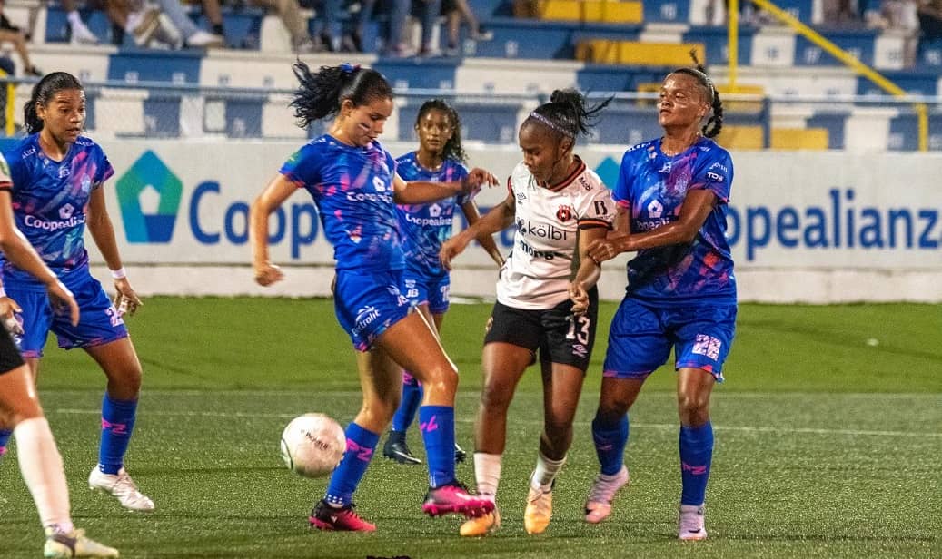 Fútbol Femenino en la mayor de la crísis
