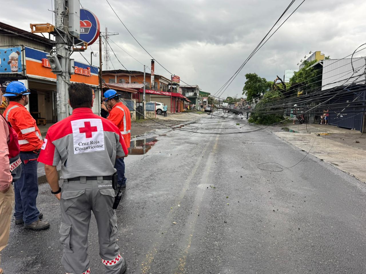 Rayos provocan caída de postes impactan seis carros y una persona