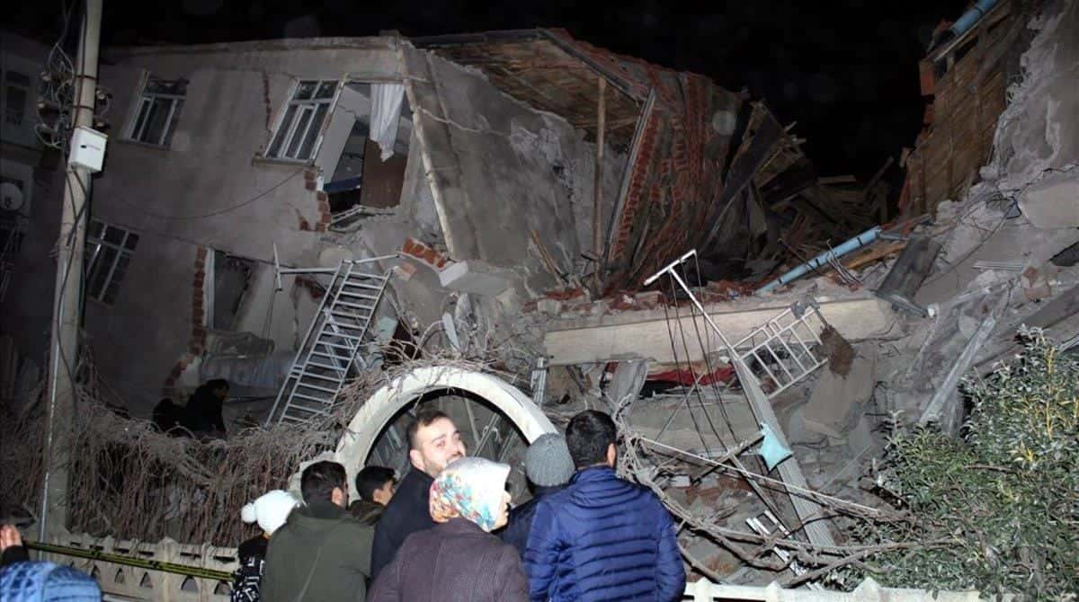 Tica en Turquía guarda hasta comida en su auto ante amenaza de nuevo sismo