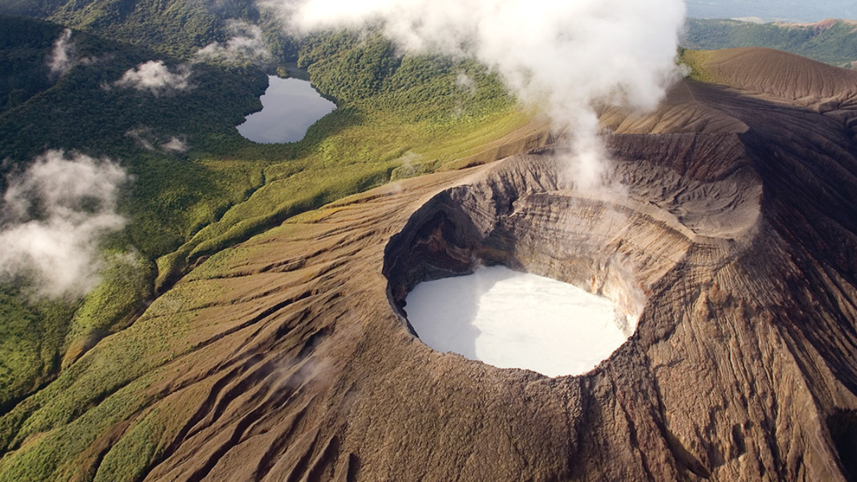 Volcán Rincón de la Vieja en alerta verde: Aumenta riesgo de erupción inminente
