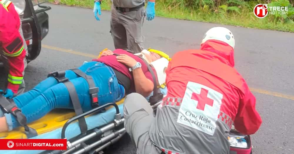 5 personas fueron trasladadas al Max Peralta tras vuelco de buseta