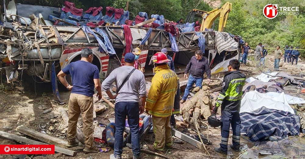 Al menos 25 personas mueren al caer autobús de pasajeros por un barranco en México