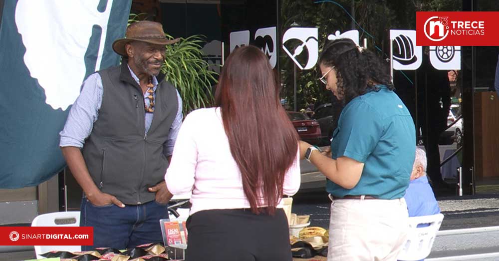 Productores agrícolas festejan trabajando en ferias itinerantes 