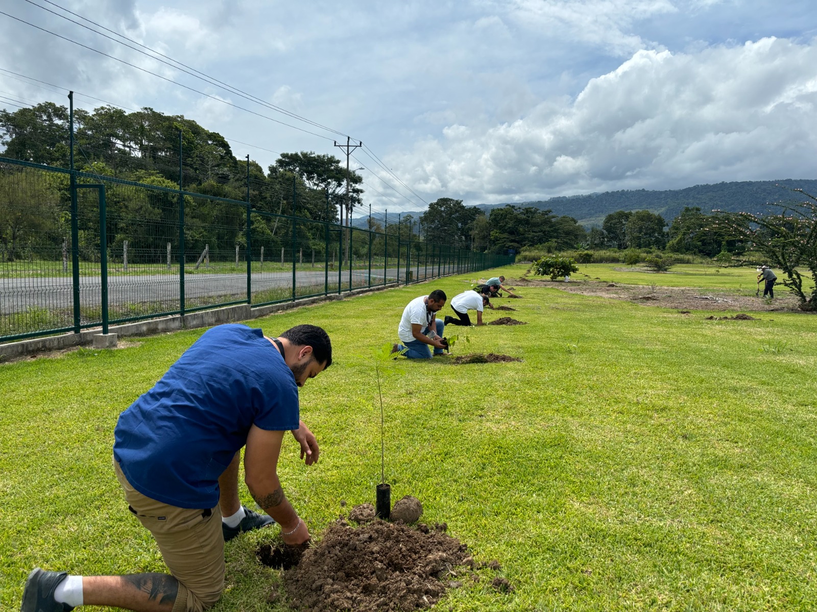 Hospital de Turrialba sembró árboles para conmemorar Día de Prevención del Suicidio