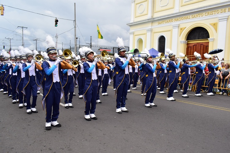 Se preparan para participar en el Desfile de las Rosas 
