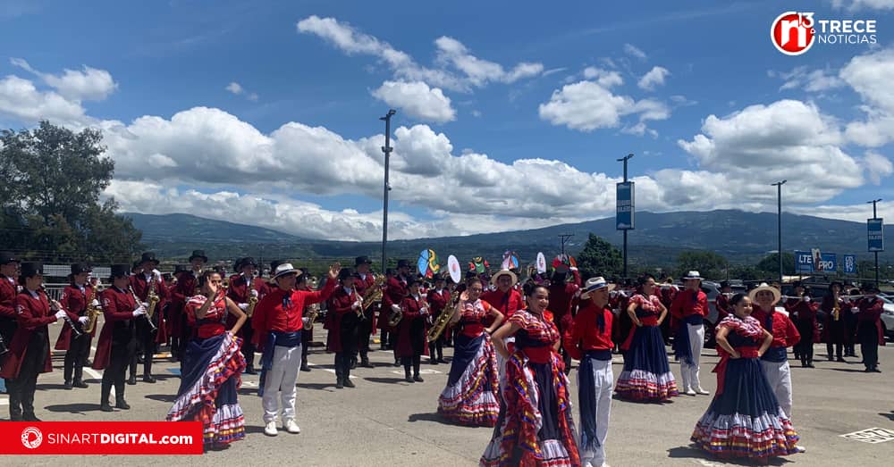 Banda de Zarcero recibió con música y bailes a turistas en el Juan Santamaría
