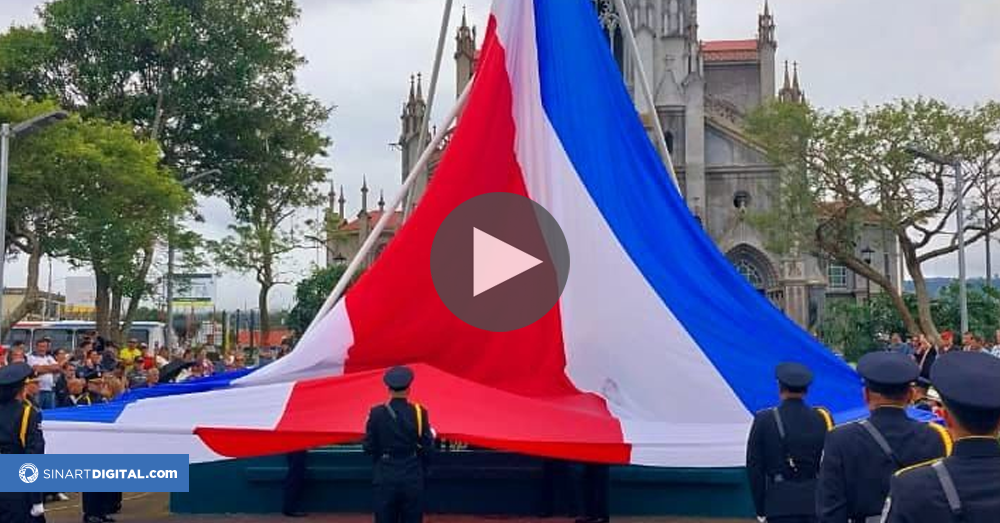 Bomberos y Policías izan gigante bandera nacional 