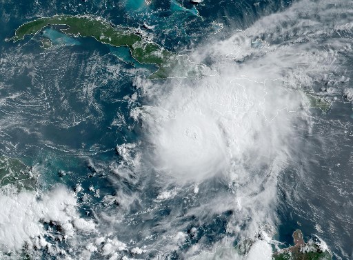 El huracán Beryl avanza hacia México tras azotar Jamaica e Islas Caimán