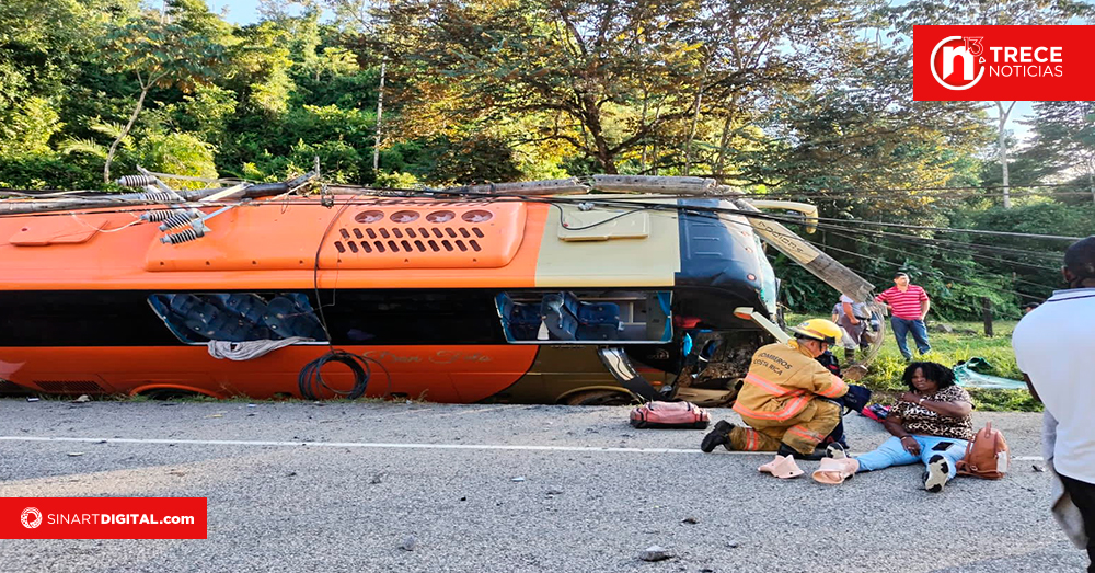 Cuatro personas malheridas tras choque de bus contra carros en Uvita