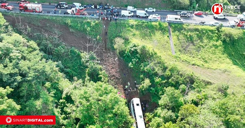 Al menos 17 muertos al desbarrancar autobús en occidente de México