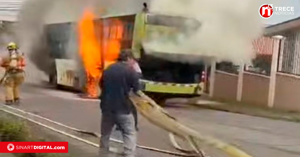 Bus con 20 pasajeros se alza en llamas en Escazú; nadie resultó herido