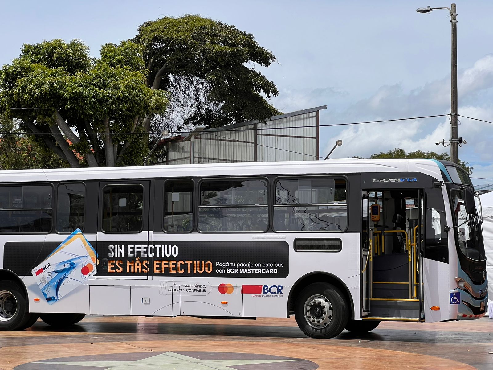 Más de 600 autobuses ya reciben el pago electrónico