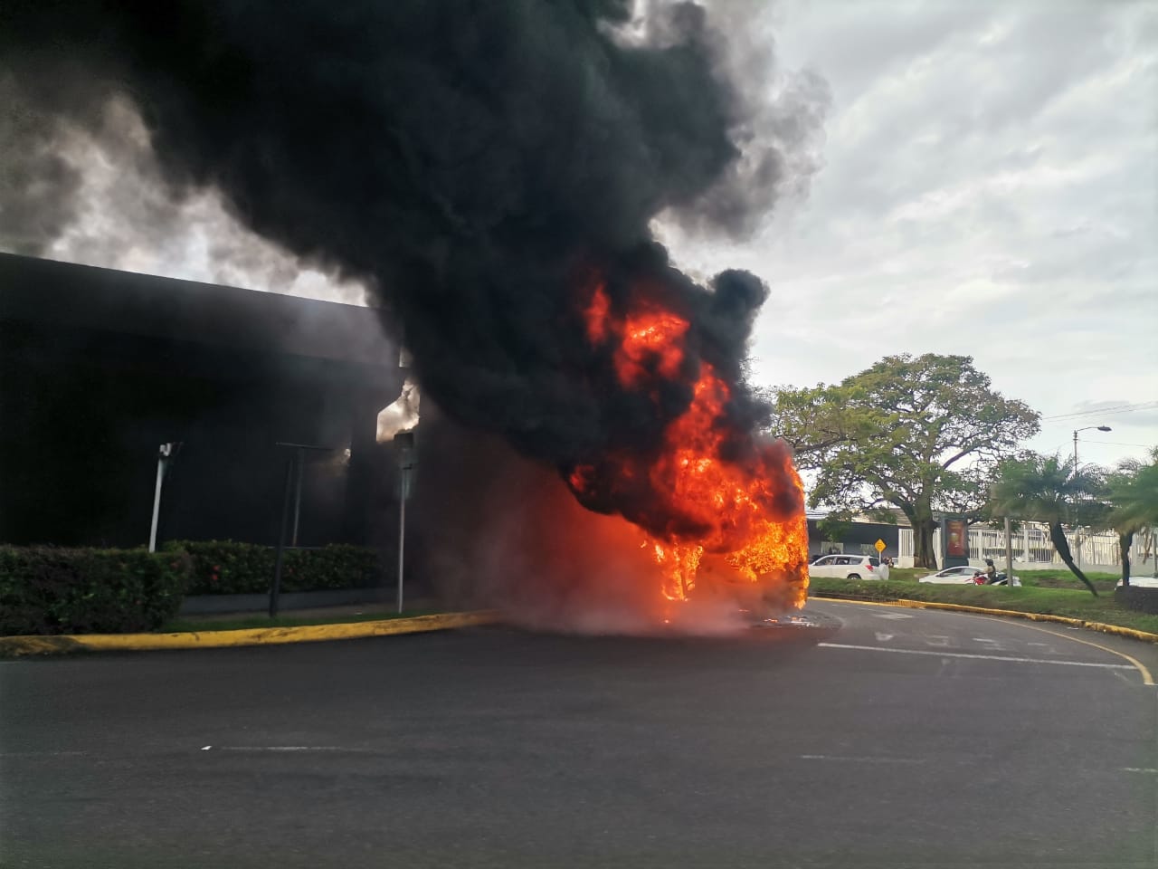 Autobús prende en llamas cerca de gasolinera en la Uruca 