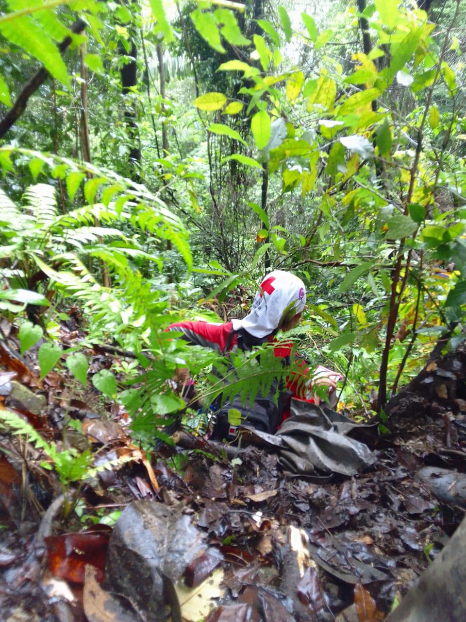 Dos adultos y un niño rescatados tras perderse en montaña de Siquirres