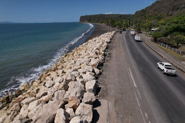 10 mil toneladas de roca le darán protección adicional a Playa Caldera 