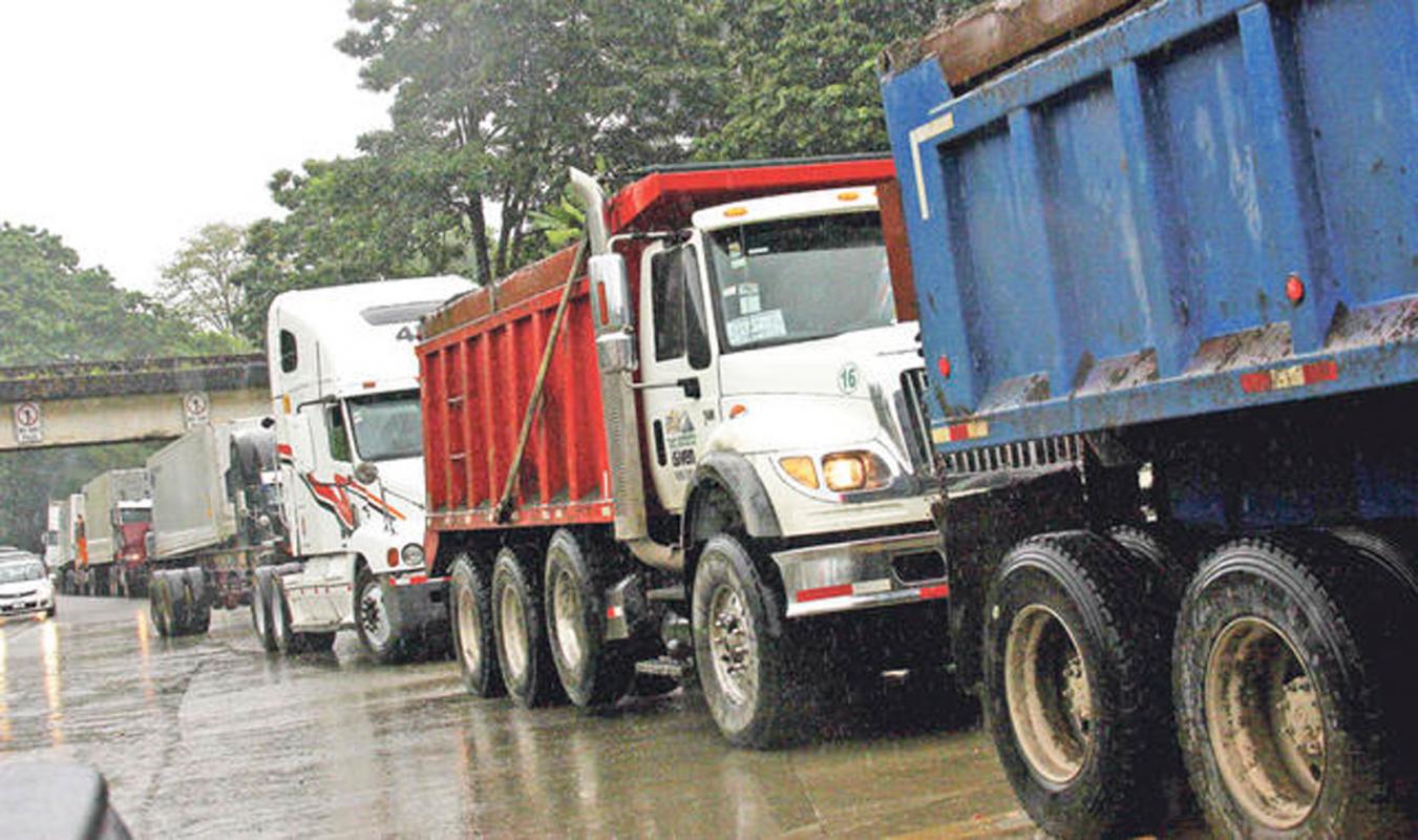 Restricción a camiones de carga pesada es poco respetada y regulada por las autoridades 