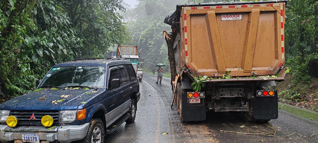 Paso de vehículos es rehabilitado en Ruta 32