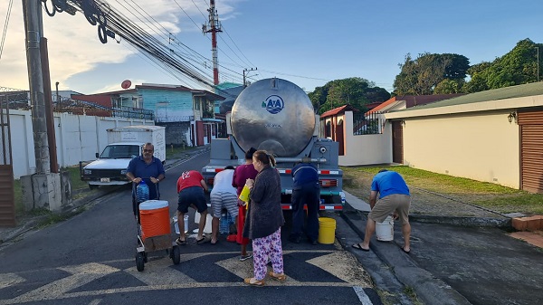 Vecinos de Goicoechea, Tibás y Moravia continúan recibiendo agua mediante 26 cisternas