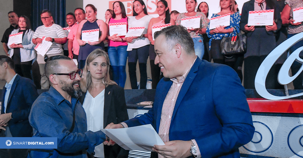 Cerca de 1.000 pequeños comerciantes se graduaron de la “Academia Coca-Cola” 