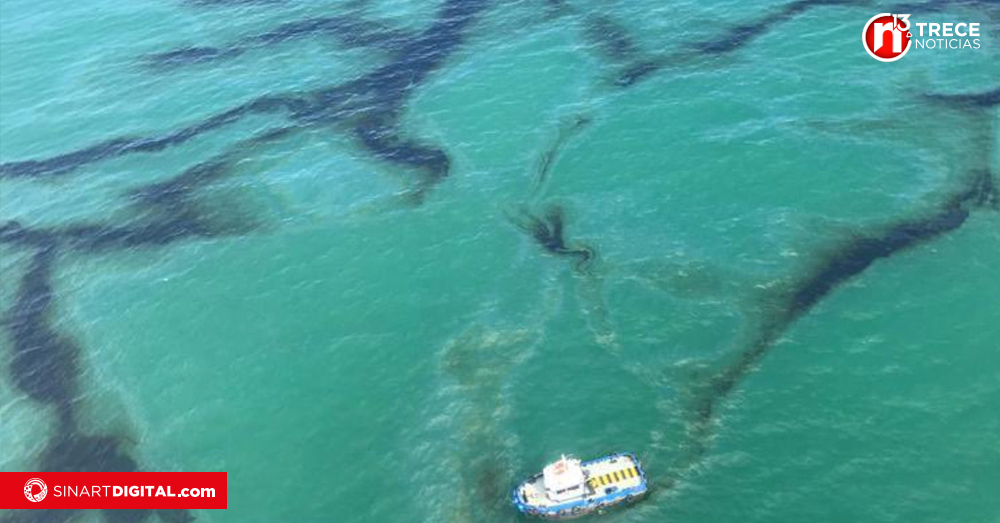 Al menos 1.200 barriles de crudo se derramaron en costa de Ecuador