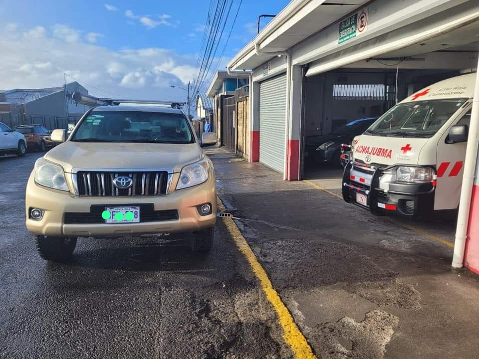 Vehículo mal estacionado obstruyó salida de emergencia de ambulancia