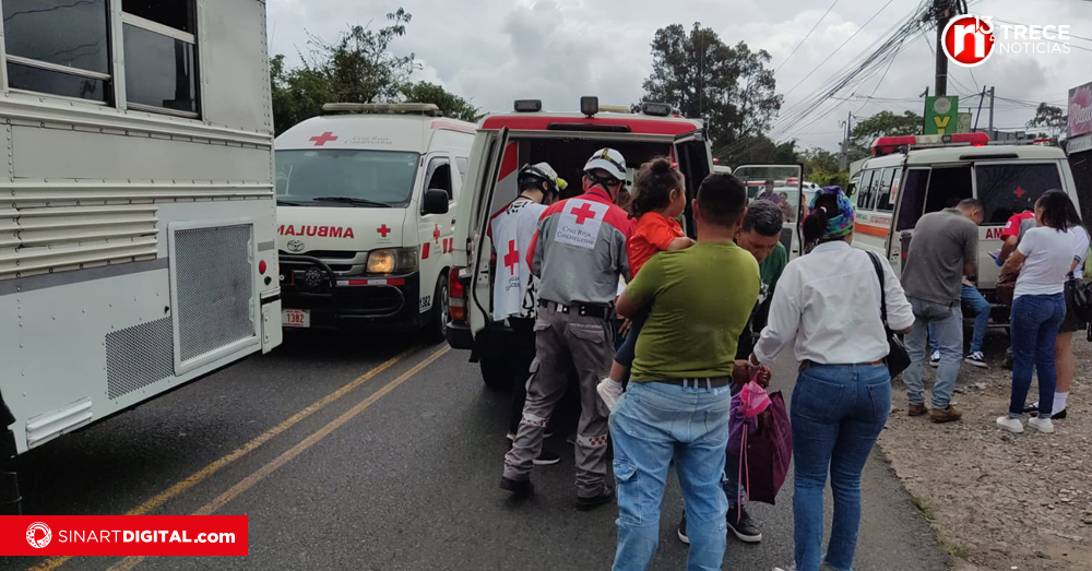 Cruz Roja atiende a 20 personas tras choque entre bus y camión en Cartago