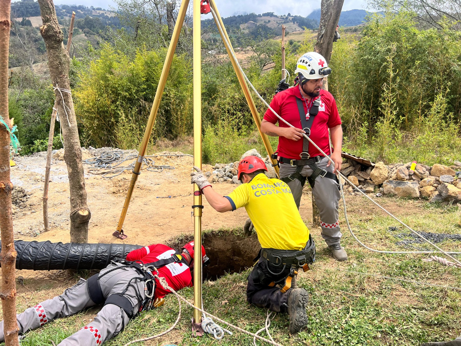 Liberan a hombre atrapado en pozo de 14 metros de profundidad: Está muy grave