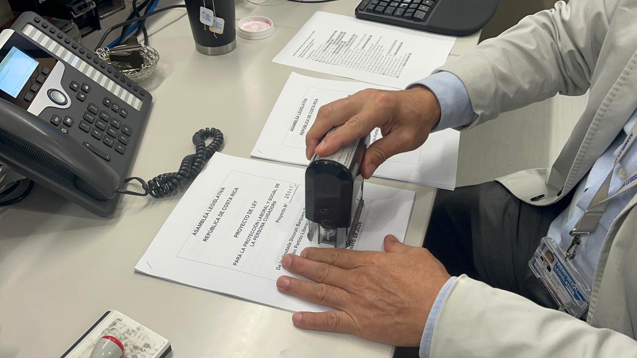 Proyecto de ley busca reconocer y proteger a personas cuidadoras no remuneradas